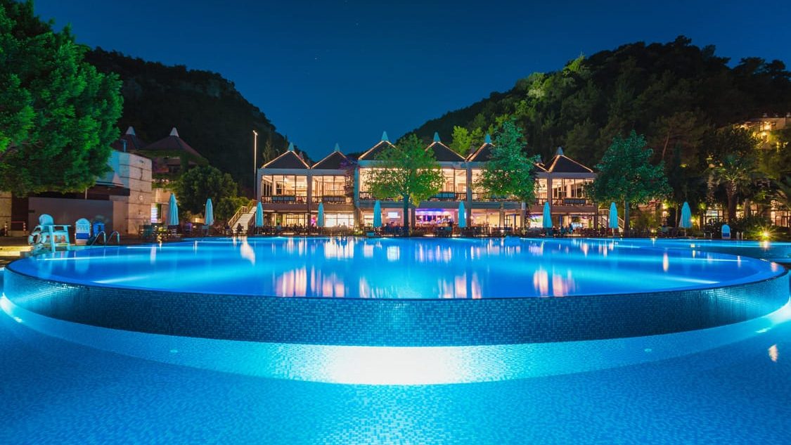 Hillside açık yüzme havuzu