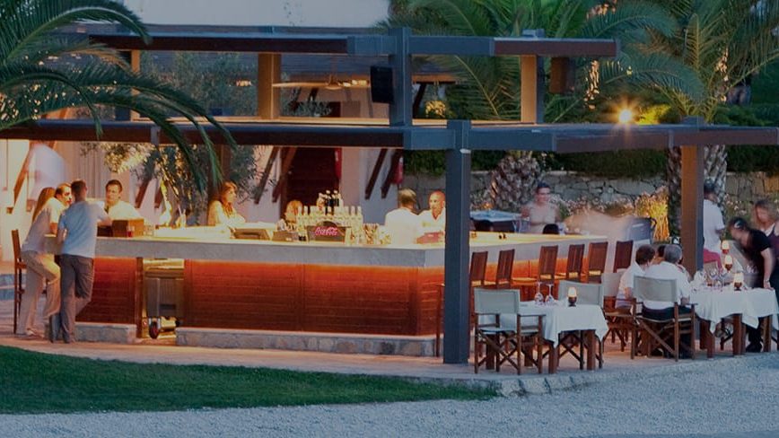 Hillside’da deniz kıyısında sofra