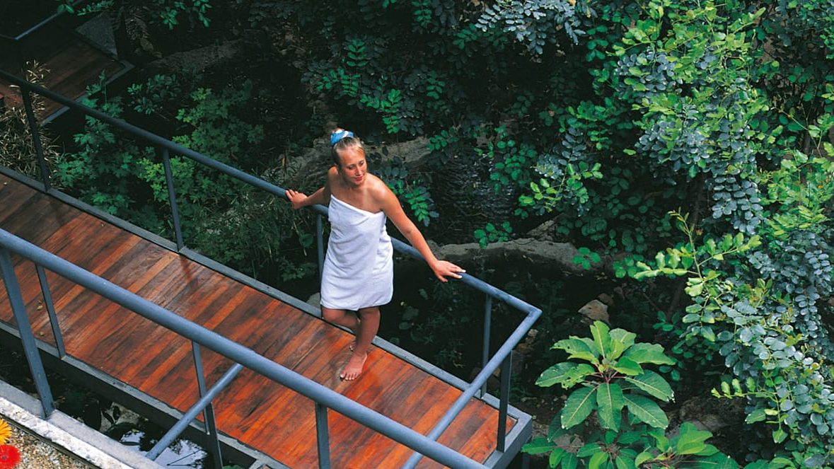 Çam ağaçları arasında spa alanı