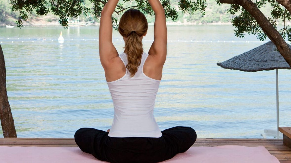 Denize karşı yoga seansı