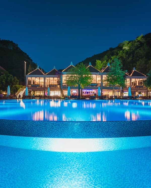Hillside açık yüzme havuzu