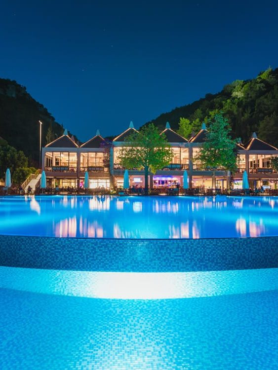 Hillside açık yüzme havuzu